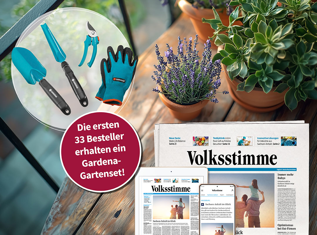 Gartentisch mit Blumentöpfen und Abbildung der Volksstimme